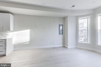 2556 University Pl NW-Unit -101 in Washington, DC - Building Photo - Building Photo