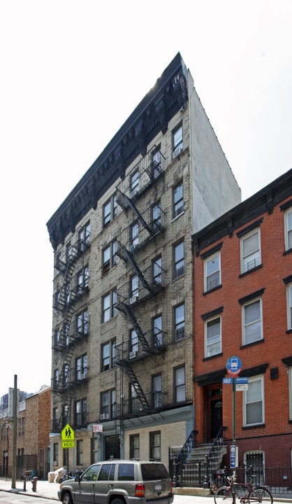 750 Driggs Ave in Brooklyn, NY - Foto de edificio