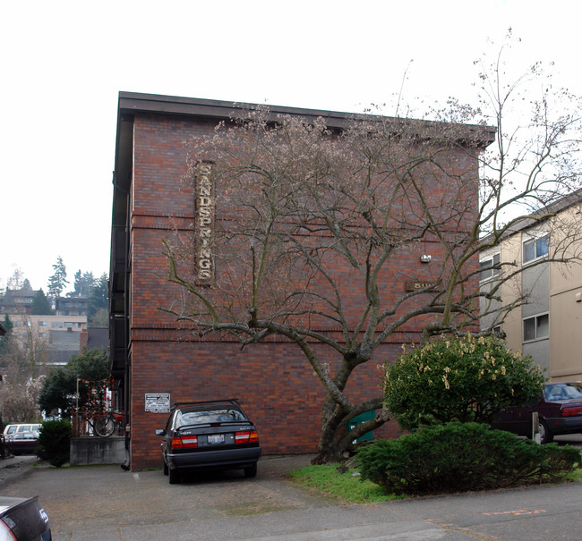 Sands Spring Apartment in Seattle, WA - Building Photo - Building Photo