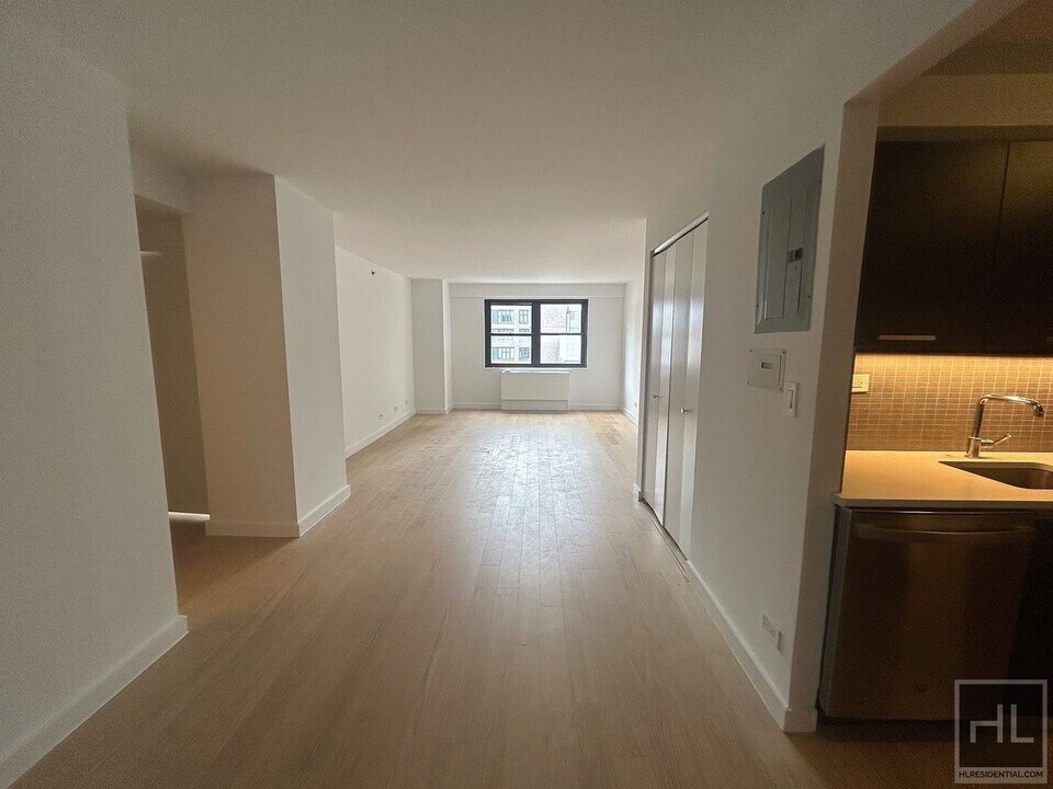 East 39th Street in New York, NY - Building Photo