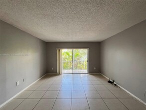 6902 N Kendall Dr in Pinecrest, FL - Building Photo - Building Photo