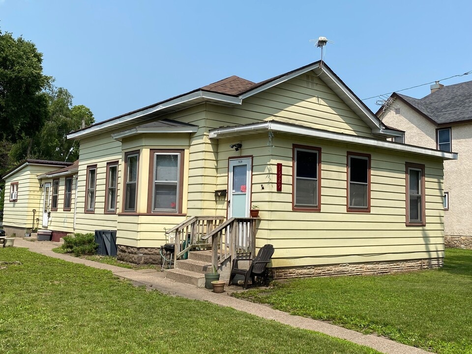 1527 Wood St in La crosse, WI - Building Photo