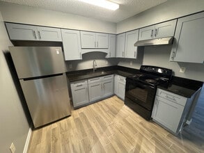 21514 Campbell Dr in Brooksville, FL - Foto de edificio - Building Photo