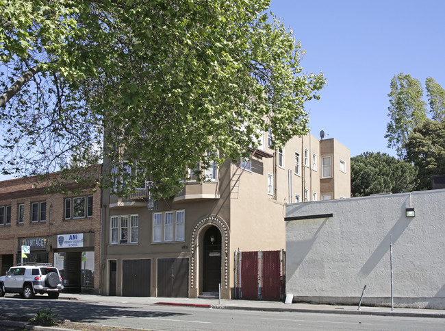 4118 Broadway in Oakland, CA - Building Photo - Building Photo