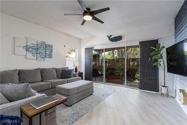1018 Woodshire Ln in Naples, FL - Foto de edificio - Building Photo