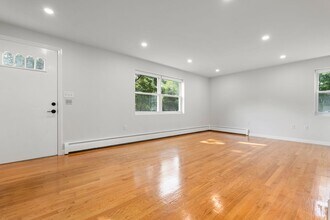 33 Saco St in Newton, MA - Building Photo - Building Photo