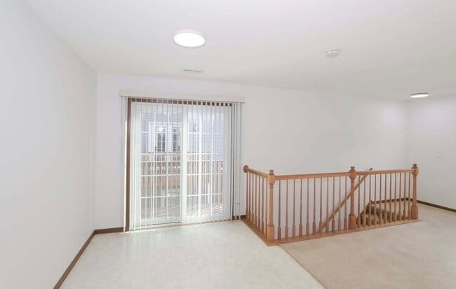 437 Village Creek Dr in Lake In The Hills, IL - Building Photo - Building Photo