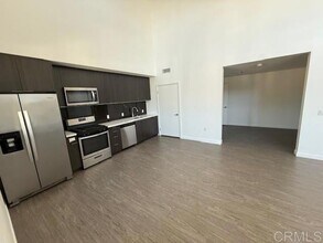 5750 Hollywood Blvd, Unit 636 in Los Angeles, CA - Building Photo - Building Photo