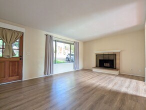 4483 Fox Hollow Rd in Eugene, OR - Building Photo - Building Photo