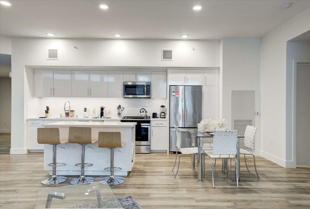 100 Park Blvd in San Diego, CA - Building Photo