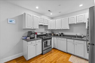 320 W Broadway in Boston, MA - Building Photo - Building Photo