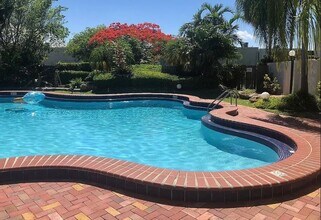 4722 SW 67th Ave in Miami, FL - Building Photo - Building Photo