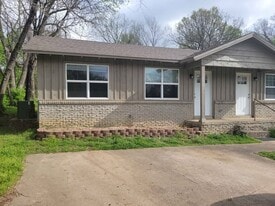136 E Cleburn St in Fayetteville, AR - Building Photo