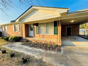 6200 Tiree Dr in Fayetteville, NC - Foto de edificio - Building Photo