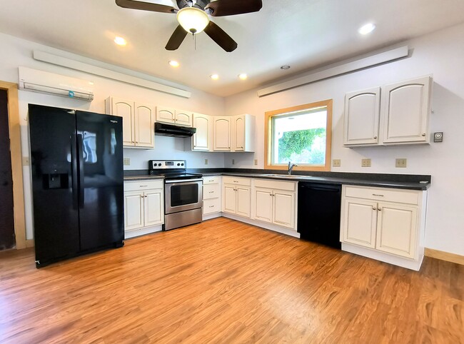 504 Decorah Ave, Unit 1 in Decorah, IA - Building Photo - Building Photo