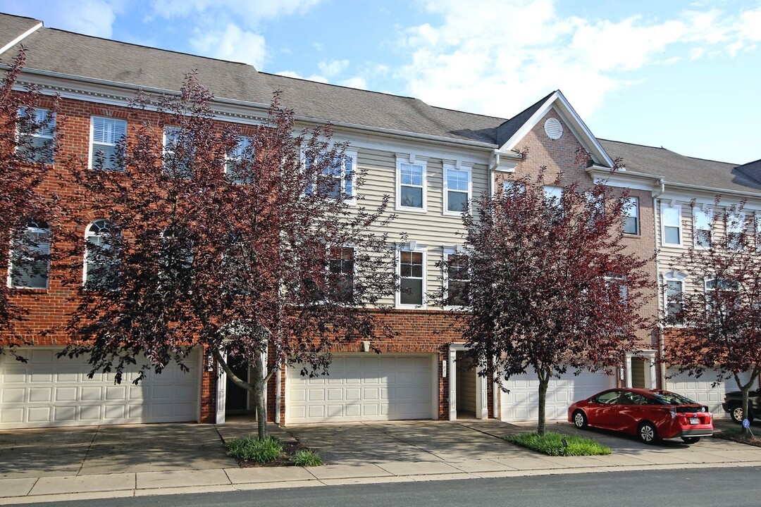 1021 Glenwood Station Ln in Charlottesville, VA - Building Photo