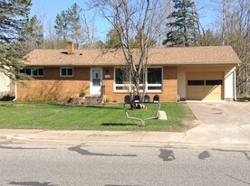 1229 W Arrowhead Rd in Duluth, MN - Building Photo