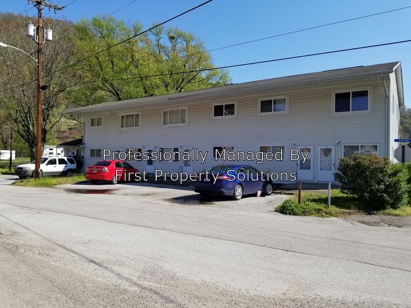 130 Elm St in East Bank, WV - Building Photo