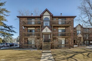 431 Berkshire Dr in Crystal Lake, IL - Building Photo