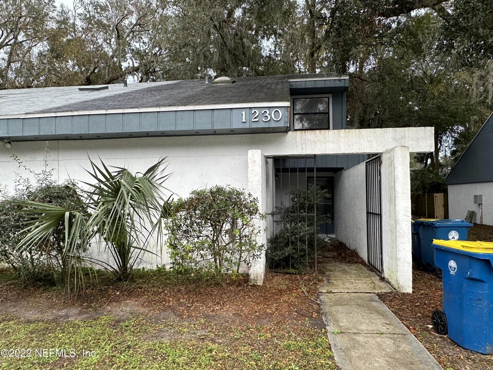 1230 Mayport Landing Cir in Atlantic Beach, FL - Building Photo