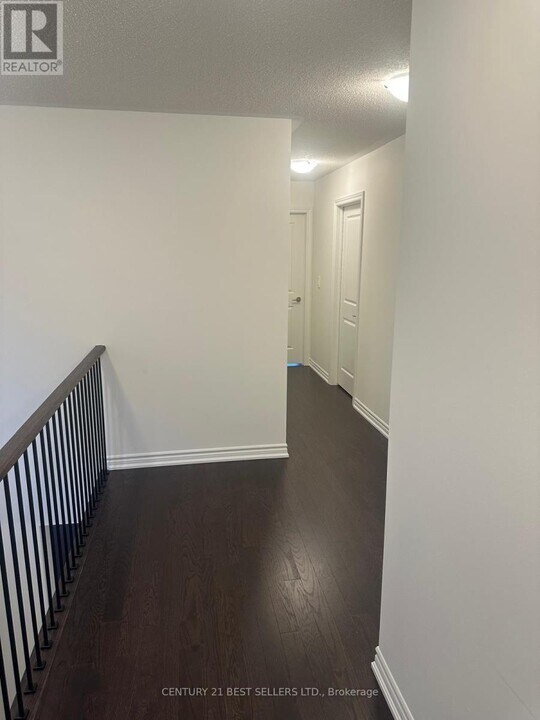 1474 Savoline Blvd in Milton, ON - Building Photo