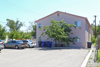 302 Princeton Dr SE in Albuquerque, NM - Building Photo - Building Photo