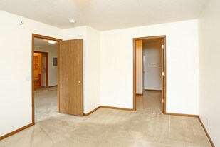 Deerfield Apartments Council Bluffs in Council Bluffs, IA - Building Photo