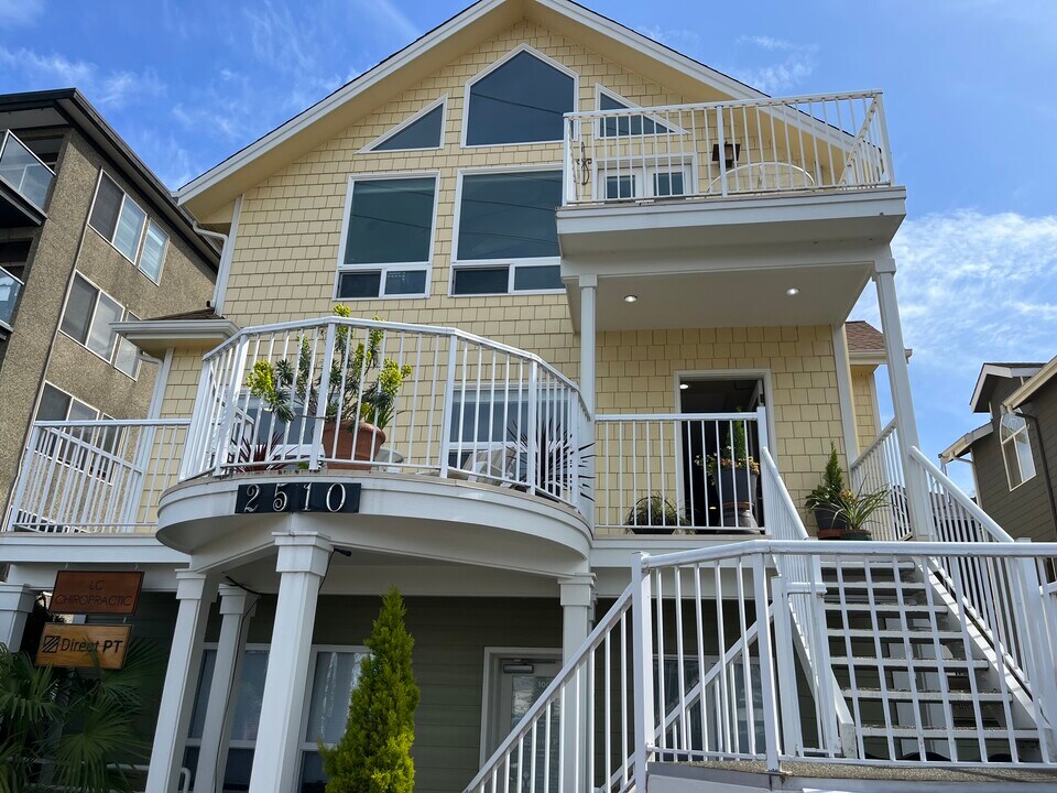 2510 Fairview Ave E, Unit 200 in Seattle, WA - Building Photo