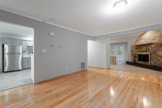 4 Adams Ct in Oyster Bay, NY - Building Photo - Building Photo