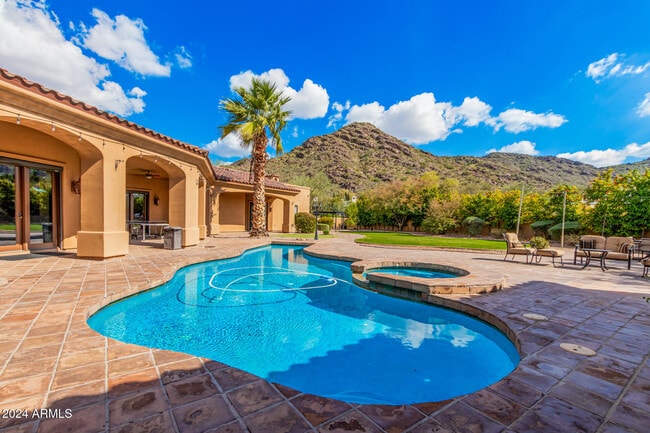 5339 E Royal Palm Rd in Paradise Valley, AZ - Building Photo - Building Photo
