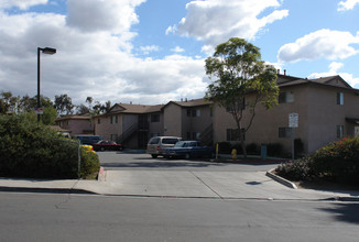 Alaquinas Apartments in San Ysidro, CA - Foto de edificio - Building Photo