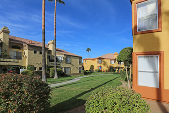 Arezzo Apartment Homes in Escondido, CA - Foto de edificio - Building Photo