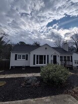 1370 Centra Villa Dr SW in Atlanta, GA - Building Photo