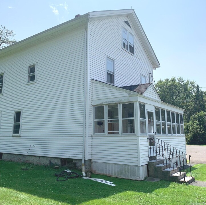 156 S Main St in Suffield, CT - Building Photo