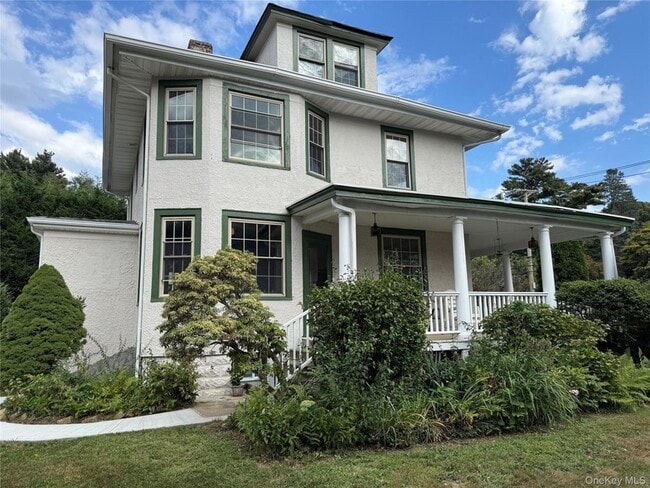 property at 27 Dosoris Way