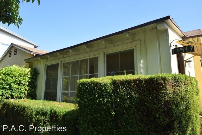 11517 Cumpston St in Los Angeles, CA - Foto de edificio - Building Photo