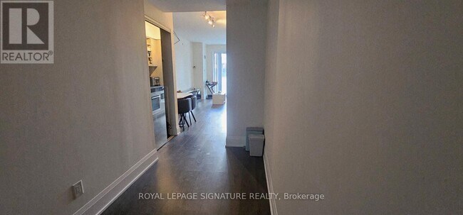 101 Erskine Ave in Toronto, ON - Building Photo - Building Photo