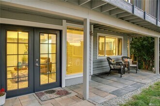 2323 Talbot Rd S in Renton, WA - Building Photo - Building Photo