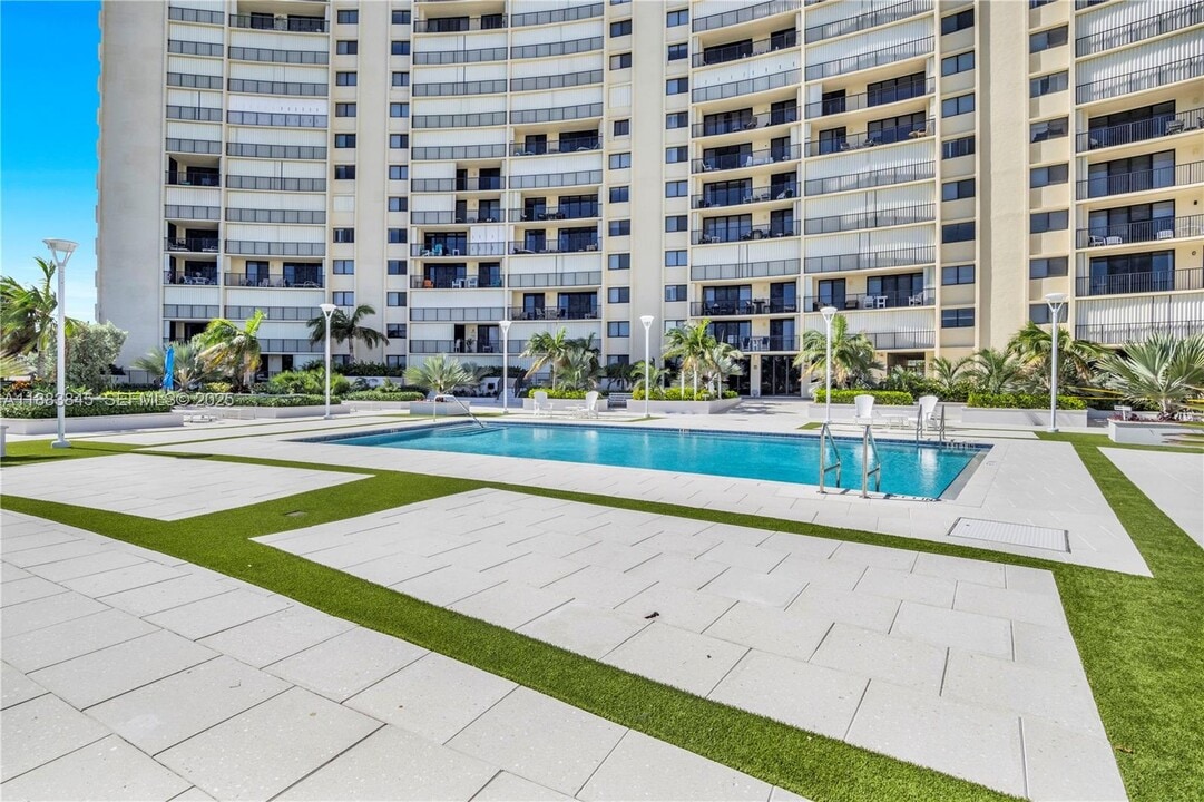 200 Ocean Trail Way in Jupiter, FL - Foto de edificio