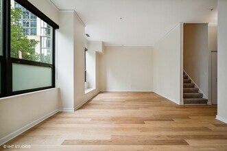 201 N Westshore Dr in Chicago, IL - Building Photo - Building Photo
