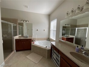 8248 Quaker Pl in Naples, FL - Foto de edificio - Building Photo