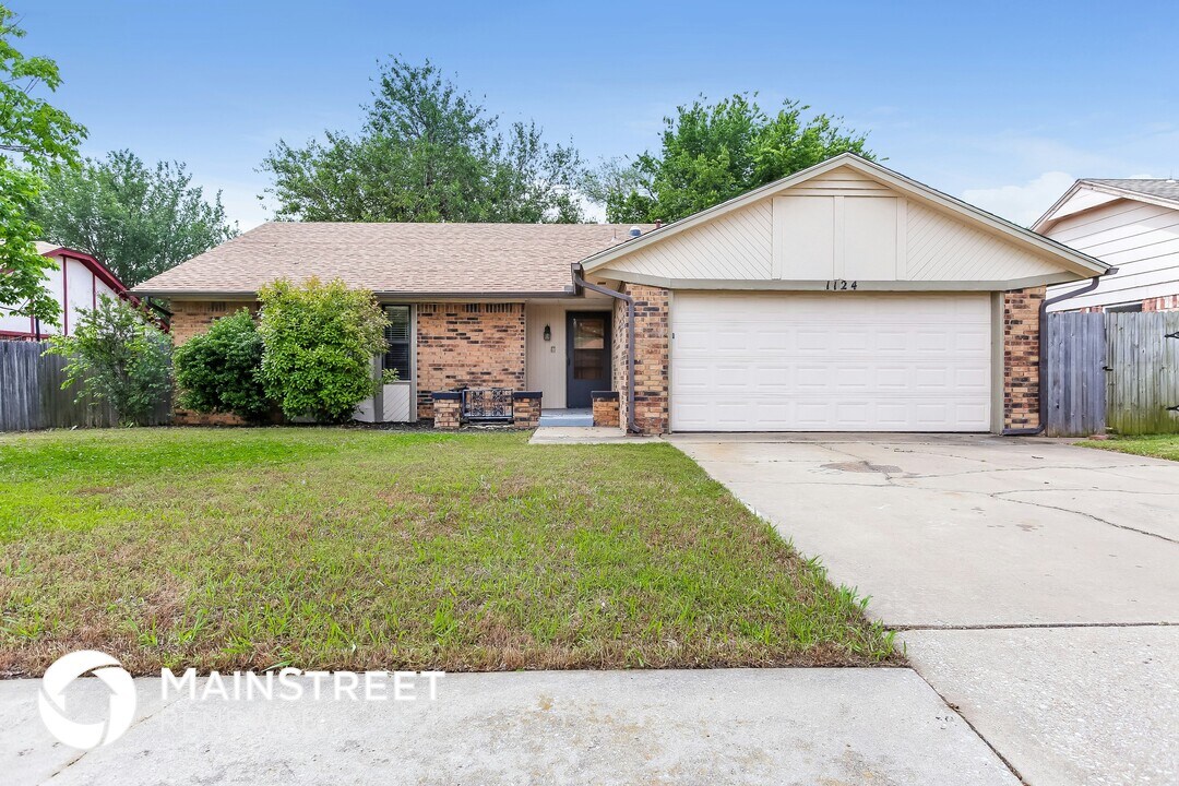 1124 N Patterson Dr in Moore, OK - Foto de edificio