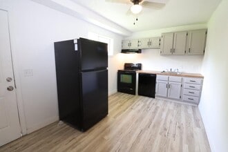 21 Larue St in Reeds Spring, MO - Building Photo - Building Photo