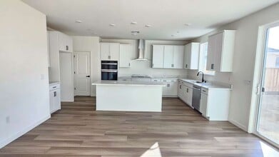 10287 Garmont Way in Elk Grove, CA - Building Photo - Building Photo