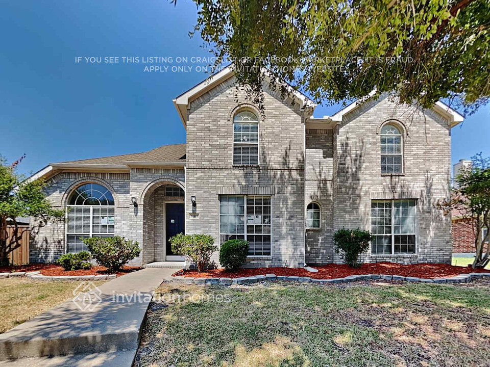 8001 Munich Dr in Rowlett, TX - Building Photo