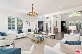 200 S Almont Dr in Beverly Hills, CA - Building Photo - Building Photo