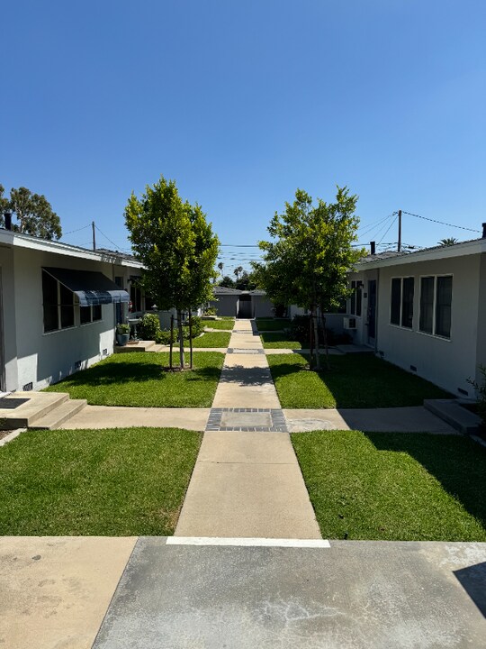 630 W Foothill Blvd in Monrovia, CA - Building Photo