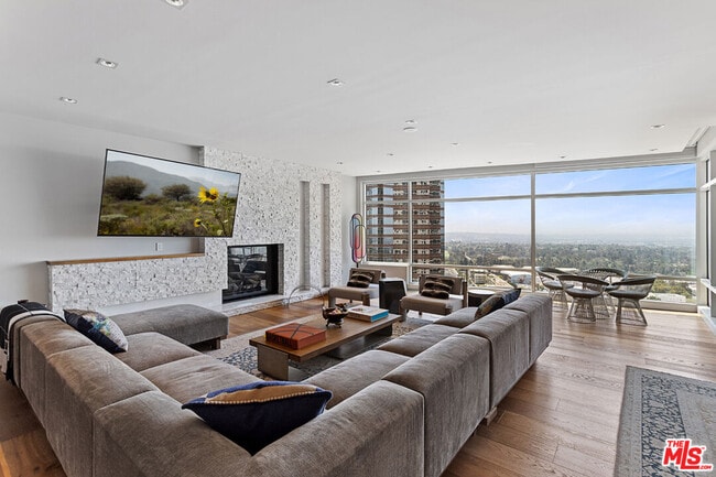 1 W Century Dr in Los Angeles, CA - Building Photo - Building Photo