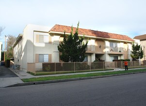 5435 Bellingham Ave in North Hollywood, CA - Foto de edificio - Building Photo