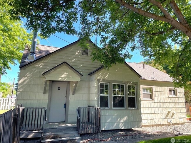 property at 302 S Walnut St